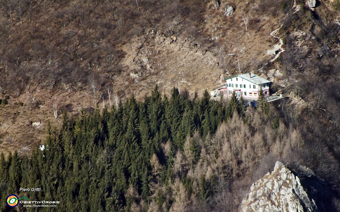 77 Zoom su Capanna Alpinisti Monzesi.JPG